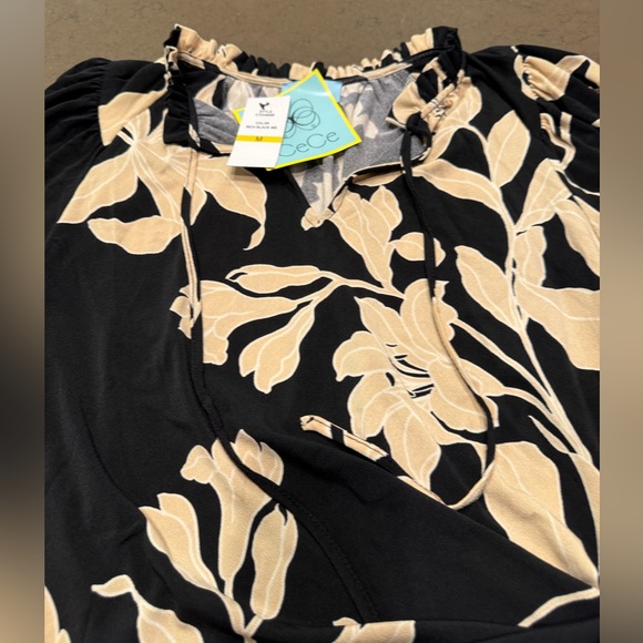 NWT CeCe
Women's Ruffled Sleeve V-Neck Blouse Sz: M - Picture 5 of 9